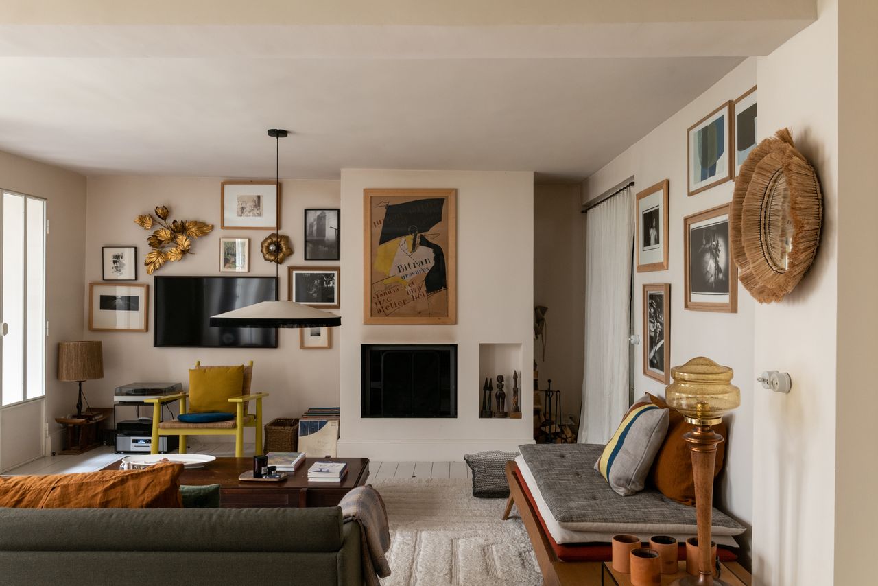 salon avec cheminée décoration contemporaine et mid-century appartement à Paris Bastille dans ancien garage avec cour Photo : © Agathe Tissier salon avec cheminée décoration contemporaine et mid-century appartement à Paris Bastille dans ancien garage avec cour Photo : © Agathe Tissier