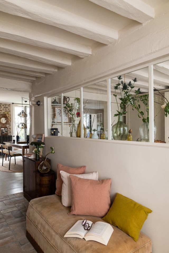 couloir avec carrelage terre cuite et poutres décoration rustique chic appartement à Paris Bastille dans ancien garage avec cour Photo : © Agathe Tissier couloir avec carrelage terre cuite et poutres décoration rustique chic appartement à Paris Bastille dans ancien garage avec cour Photo : © Agathe Tissier