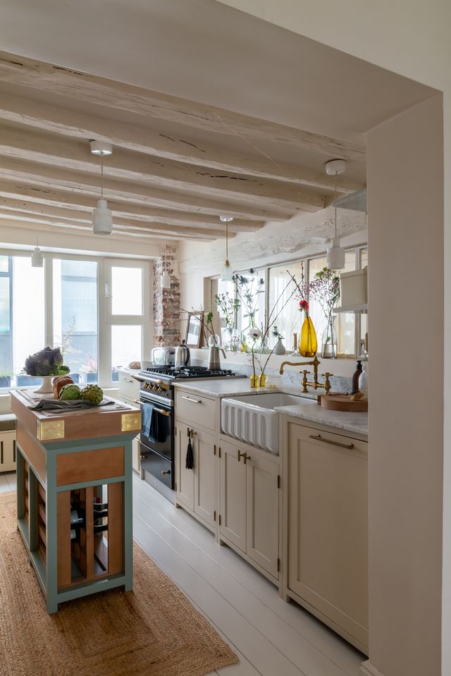 cuisine avec poutres décoration rustique chic appartement à Paris Bastille dans ancien garage avec cour Photo : © Agathe Tissier cuisine avec poutres décoration rustique chic appartement à Paris Bastille dans ancien garage avec cour Photo : © Agathe Tissier