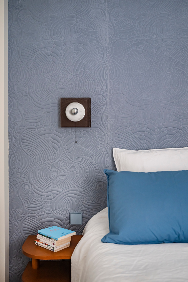 chambre bleue appartement de 60m2 rénové à Paris Photo : ©Julien Pépy chambre bleue appartement de 60m2 rénové à Paris Photo : ©Julien Pépy