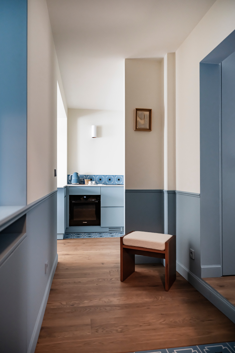 couloir et cuisine ouverte appartement de 60m2 rénové à Paris Photo : ©Julien Pépy couloir et cuisine ouverte appartement de 60m2 rénové à Paris Photo : ©Julien Pépy