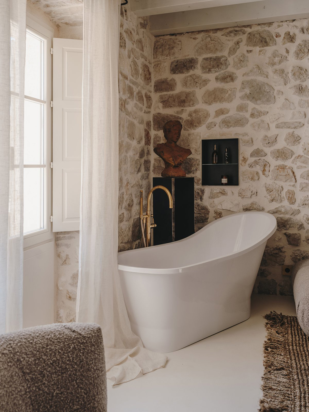 chambre avec poutres et murs de pierre baignoire design décoration contemporaine beige palais du 19e siècle Palazzo Caterina Hvar Croatie chambre avec poutres et murs de pierre baignoire design décoration contemporaine beige palais du 19e siècle Palazzo Caterina Hvar Croatie