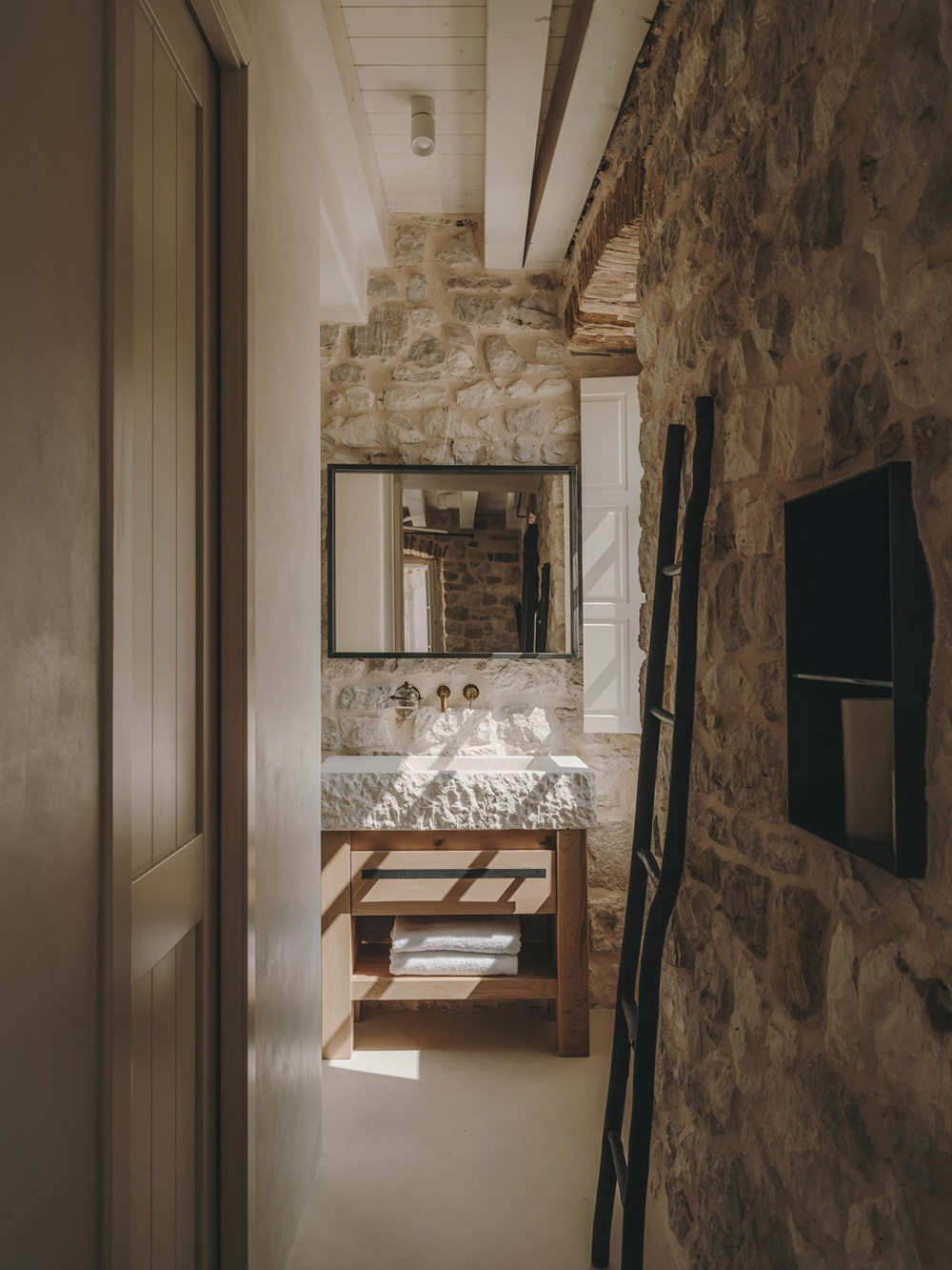 salle de bain rustique chic murs de pierre palais du 19e siècle Palazzo Caterina Hvar Croatie salle de bain rustique chic murs de pierre palais du 19e siècle Palazzo Caterina Hvar Croatie