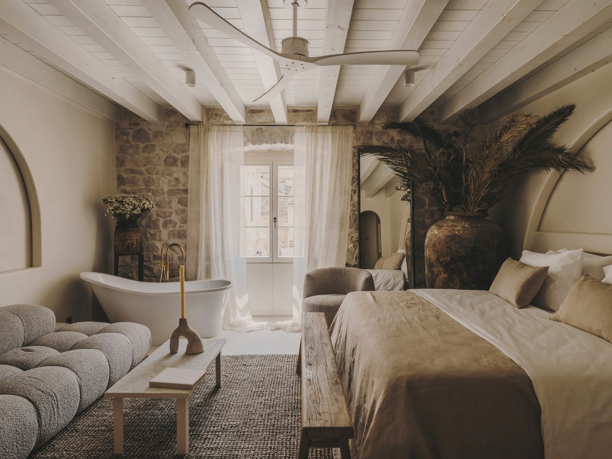 chambre avec poutres et murs de pierre baignoire design décoration contemporaine beige palais du 19e siècle Palazzo Caterina Hvar Croatie chambre avec poutres et murs de pierre baignoire design décoration contemporaine beige palais du 19e siècle Palazzo Caterina Hvar Croatie