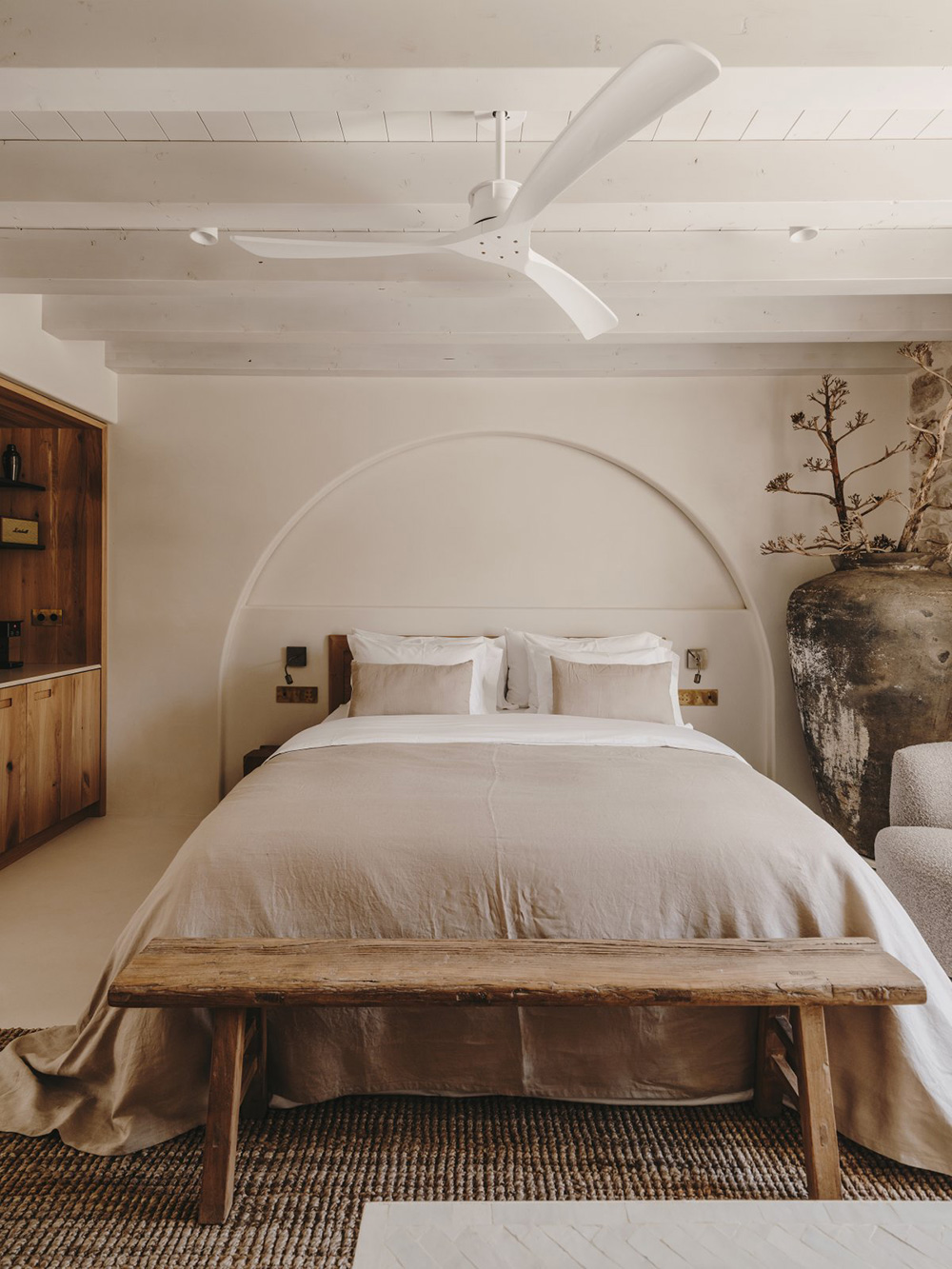 chambre avec poutres et murs de pierre décoration contemporaine beige palais du 19e siècle Palazzo Caterina Hvar Croatie chambre avec poutres et murs de pierre décoration contemporaine beige palais du 19e siècle Palazzo Caterina Hvar Croatie