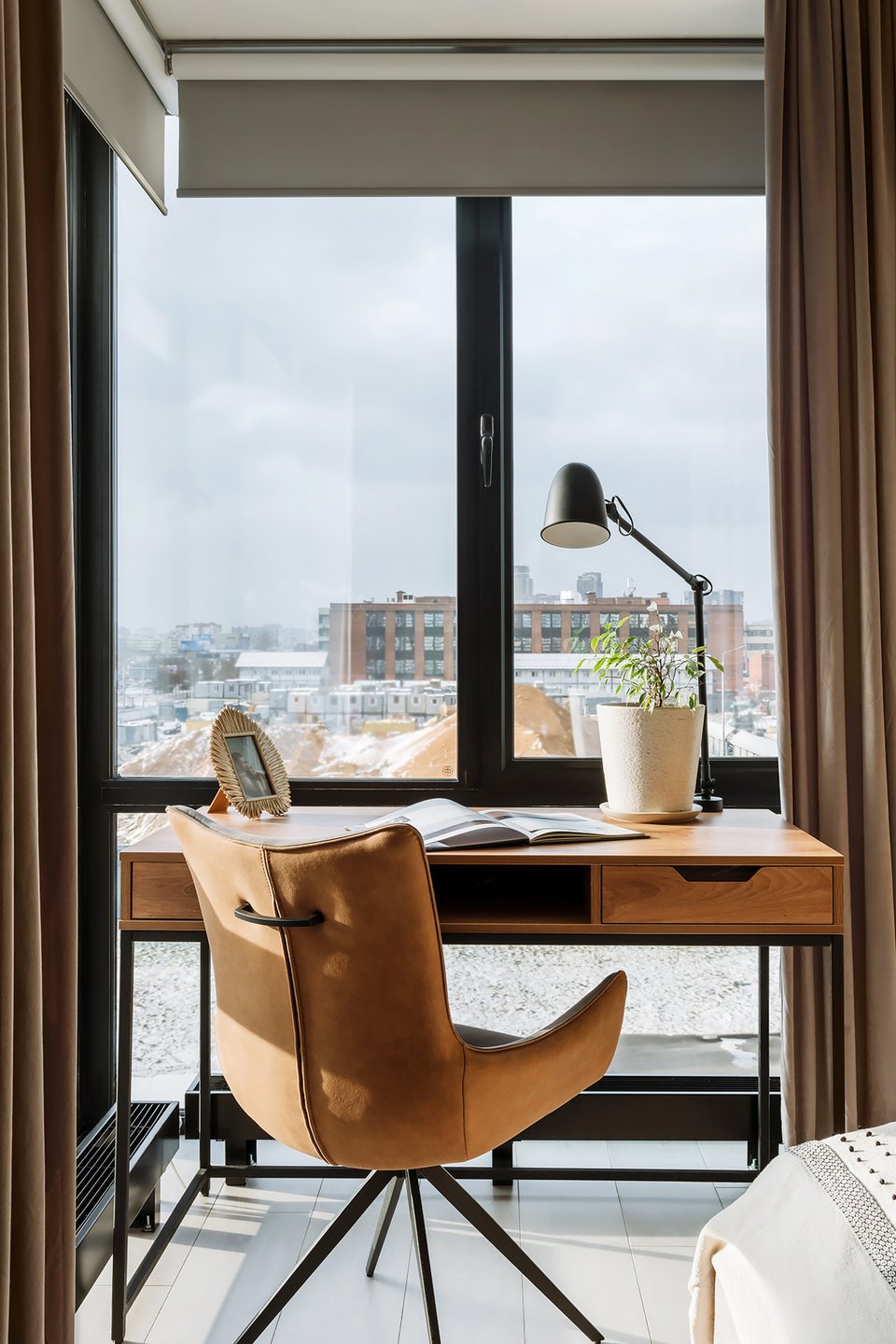 chambre avec bureau murs enduits jaune appartement de 60m2 décoration contemporaine chambre avec bureau murs enduits jaune appartement de 60m2 décoration contemporaine
