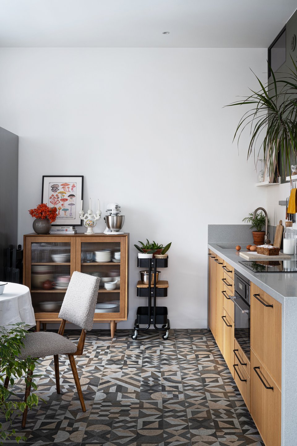 cuisine sol carrelage graphique décoration contemporaine appartement 50m2
