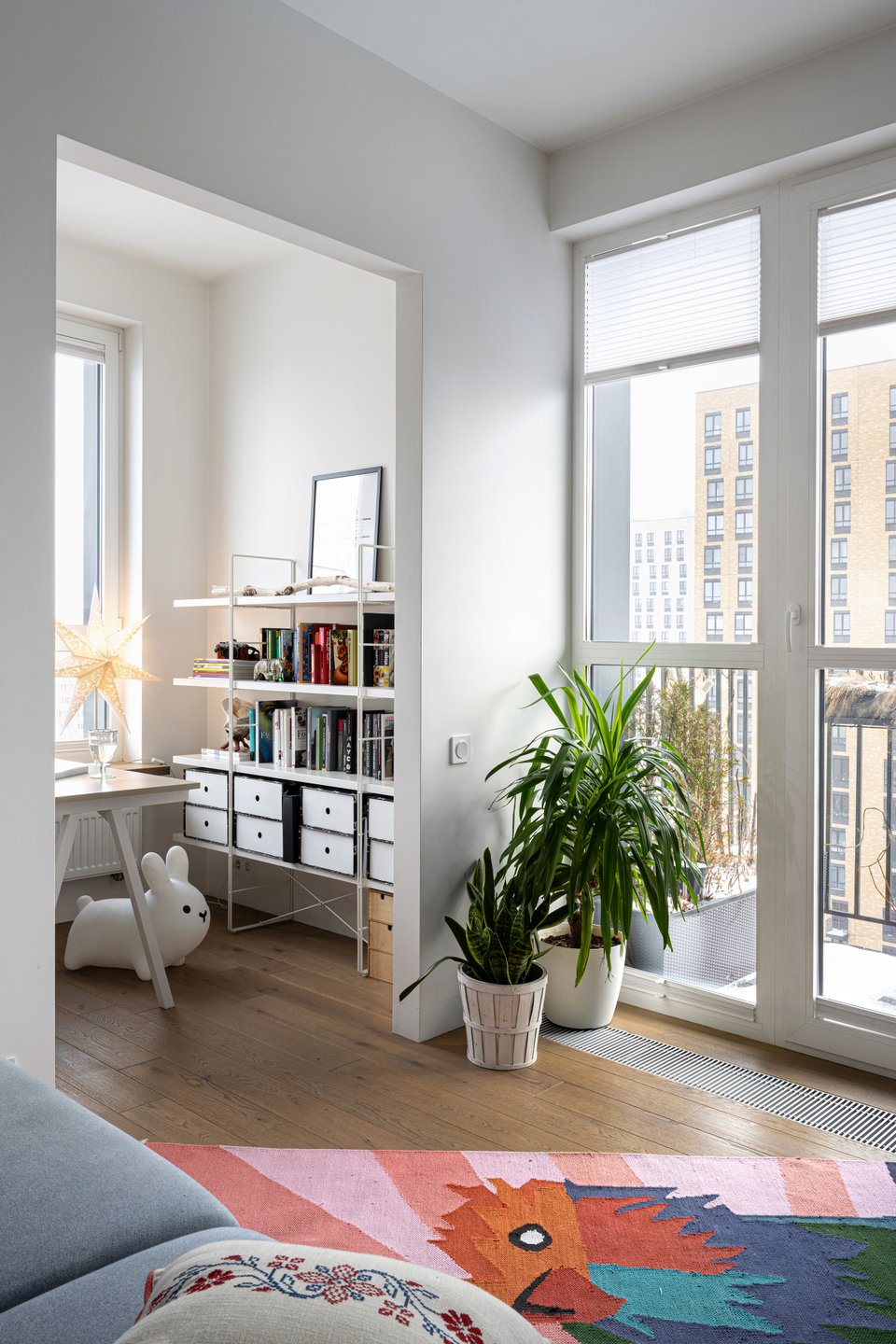 bureau et salon décoration contemporaine avec tapis graphique et coloré appartement 50m2