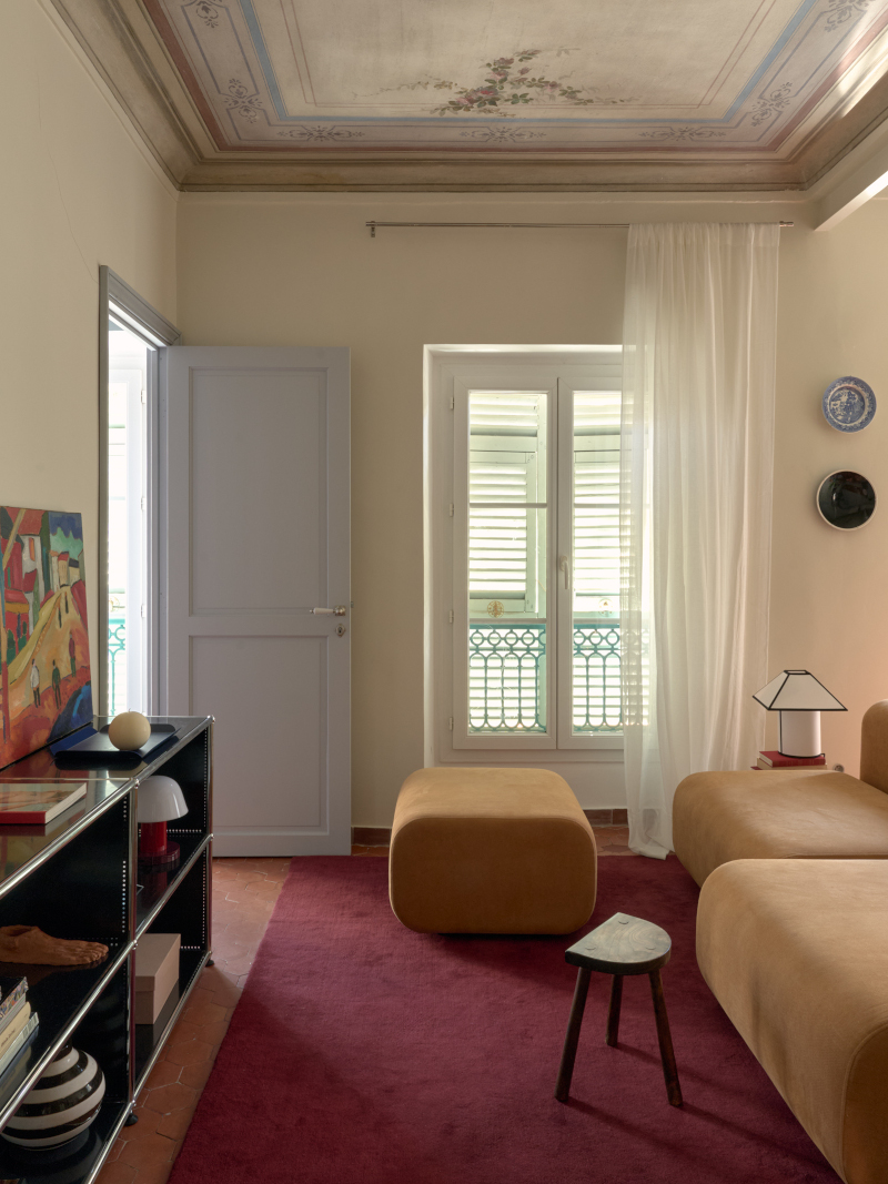 salon plafond avec fresque sol tomette ancienne appartement 45m2 vintage Nice salon plafond avec fresque sol tomette ancienne appartement 45m2 vintage Nice