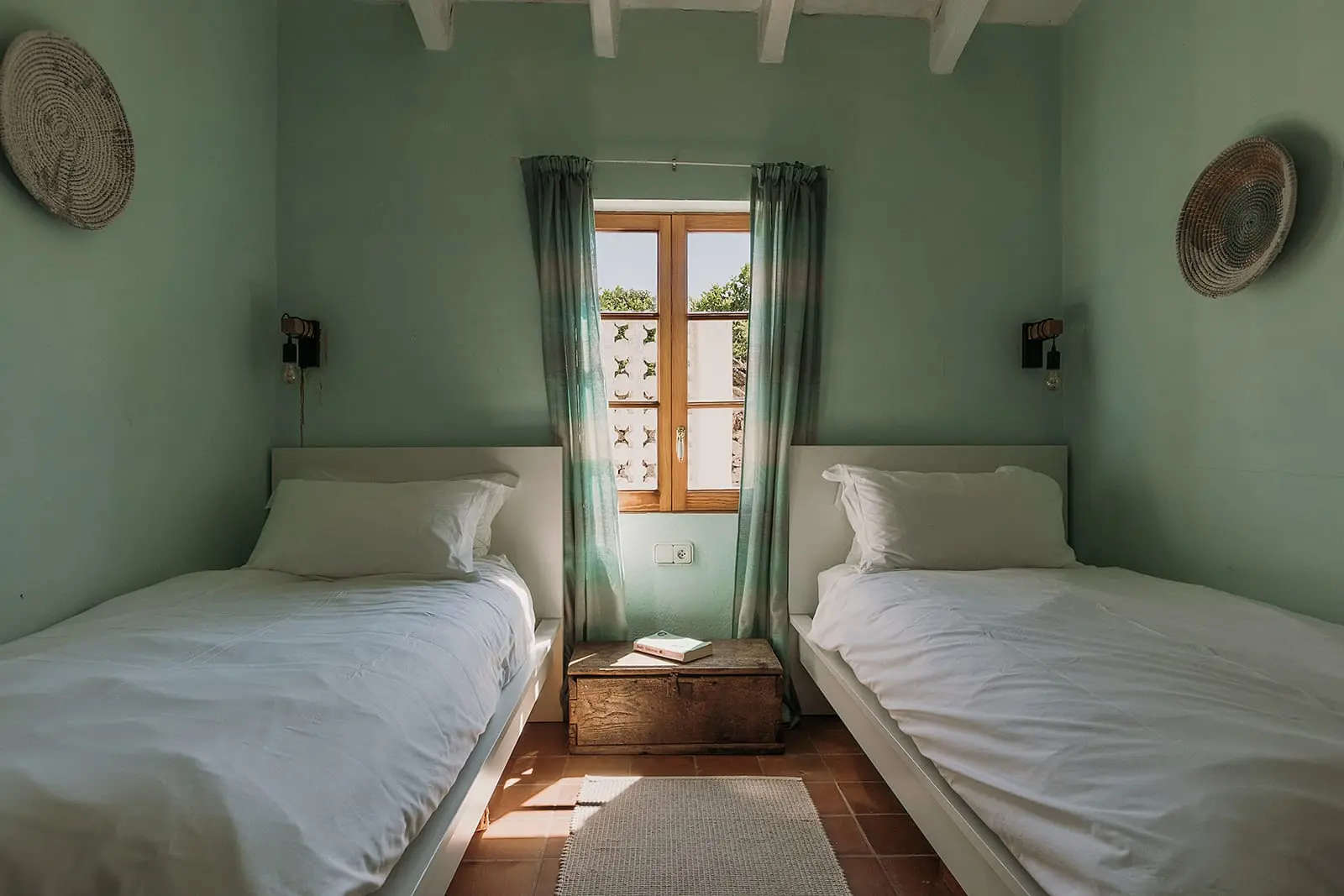 chambre murs verts à deux lits finca du 19e siècle rénovée maison Minorque chambre murs verts à deux lits finca du 19e siècle rénovée maison Minorque