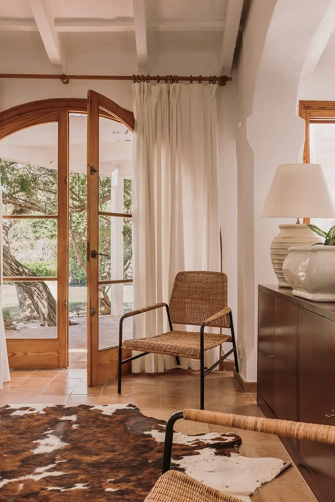 salon fenêtre cintrée en bois finca du 19e siècle rénovée maison Minorque salon fenêtre cintrée en bois finca du 19e siècle rénovée maison Minorque