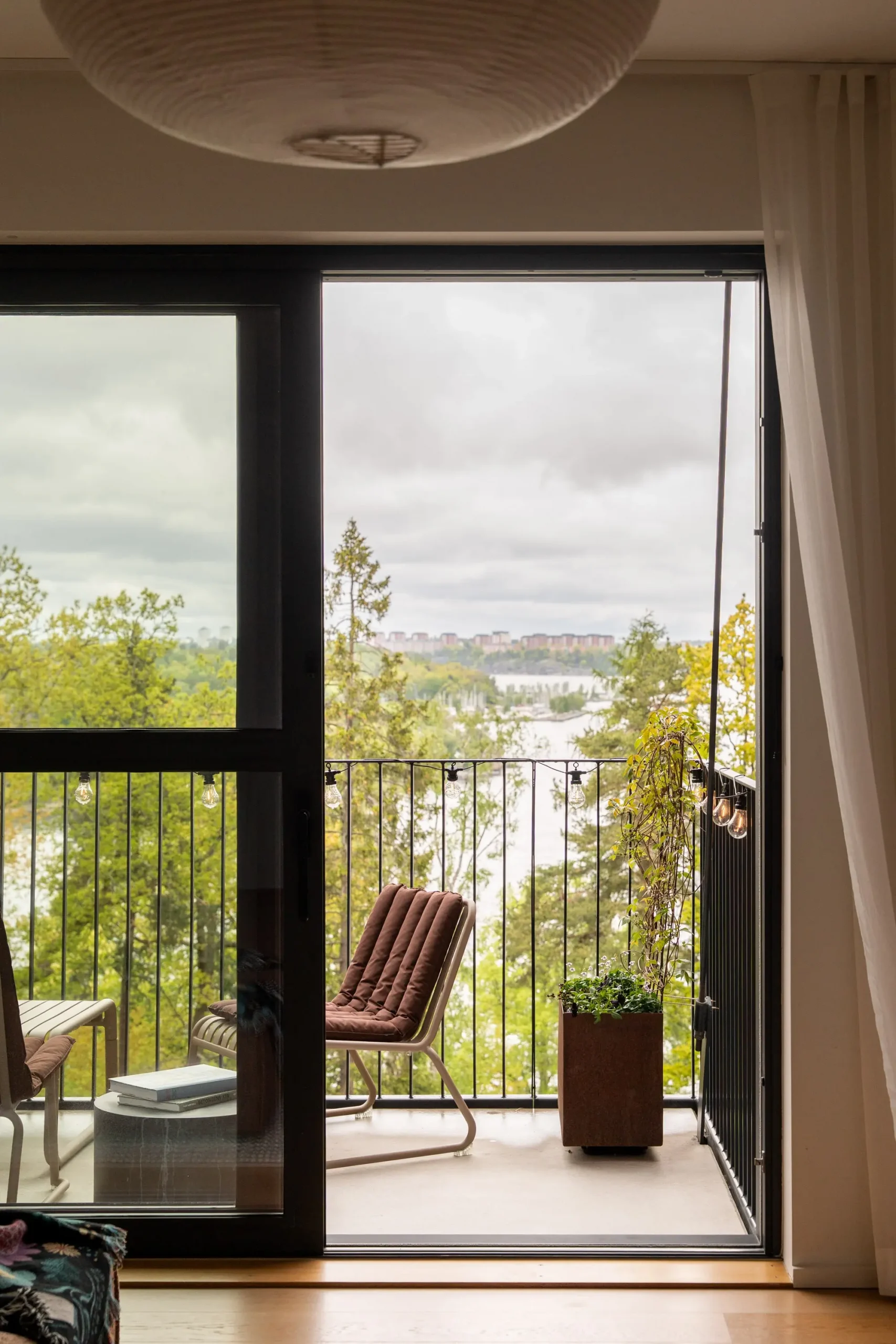 balcon vue lac appartement 68m2 décoration contemporaine