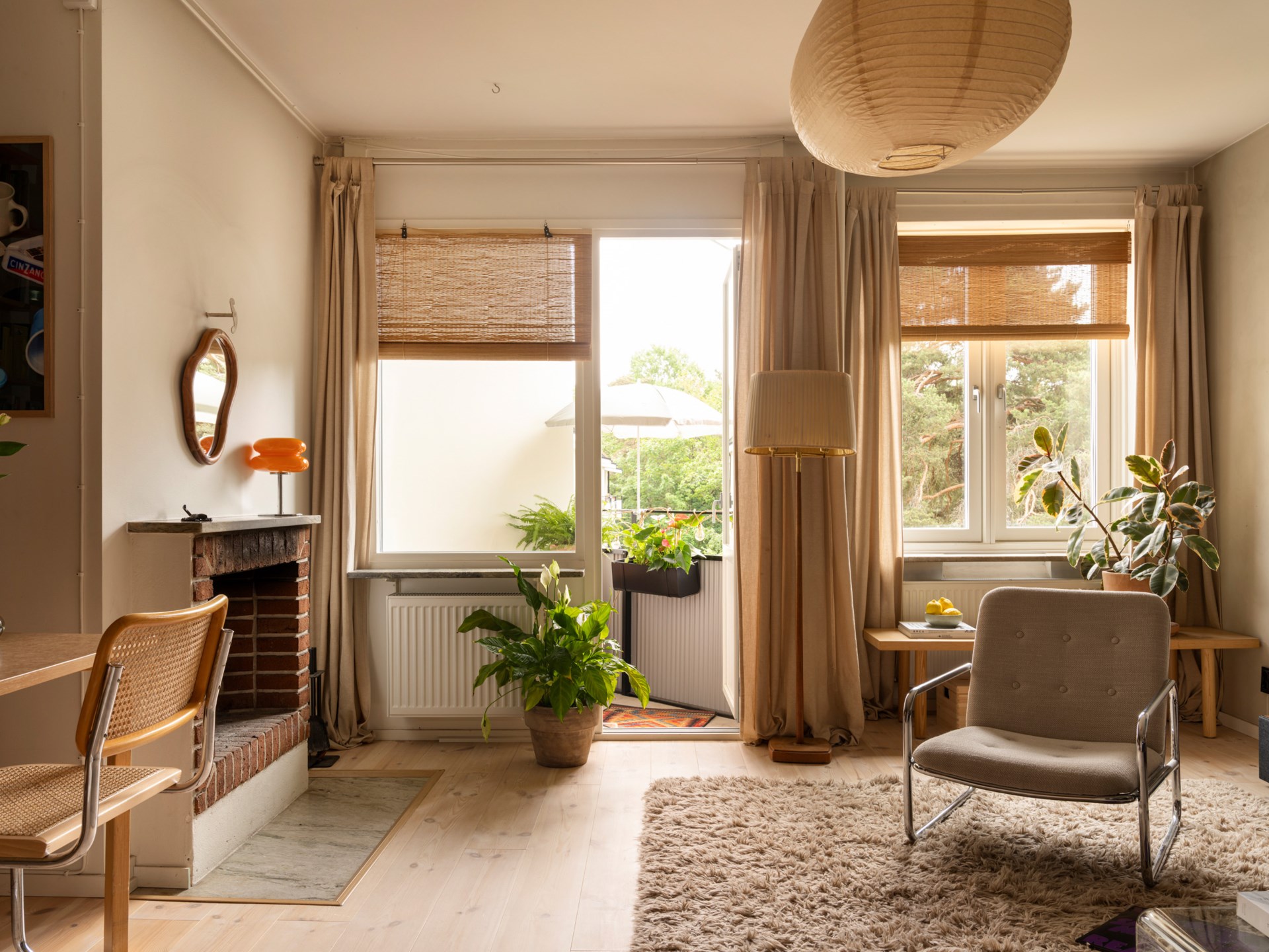 salon avec petite cheminée décoration vintage scandinave ocre appartement 67m2