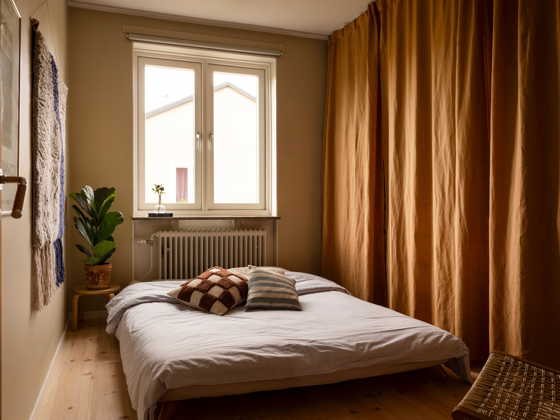 chambre avec dressing derrière rideau décoration vintage scandinave ocre appartement 67m2