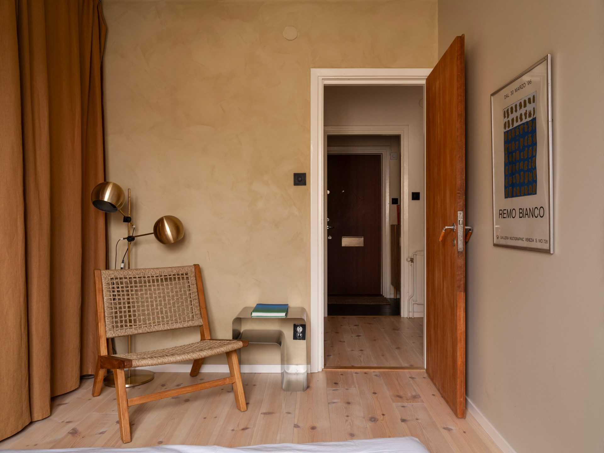 chambre avec dressing derrière rideau décoration vintage scandinave ocre appartement 67m2
