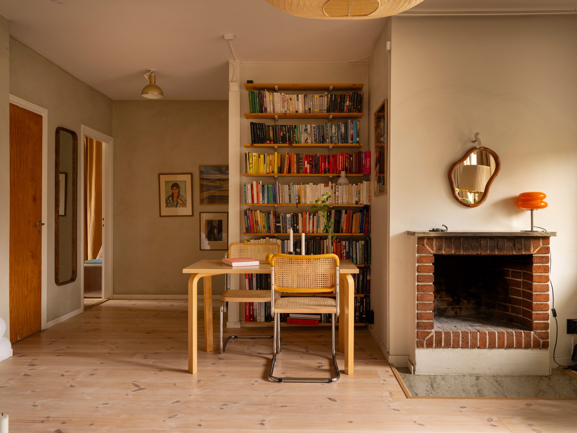 salon avec petite cheminée décoration vintage scandinave ocre appartement 67m2