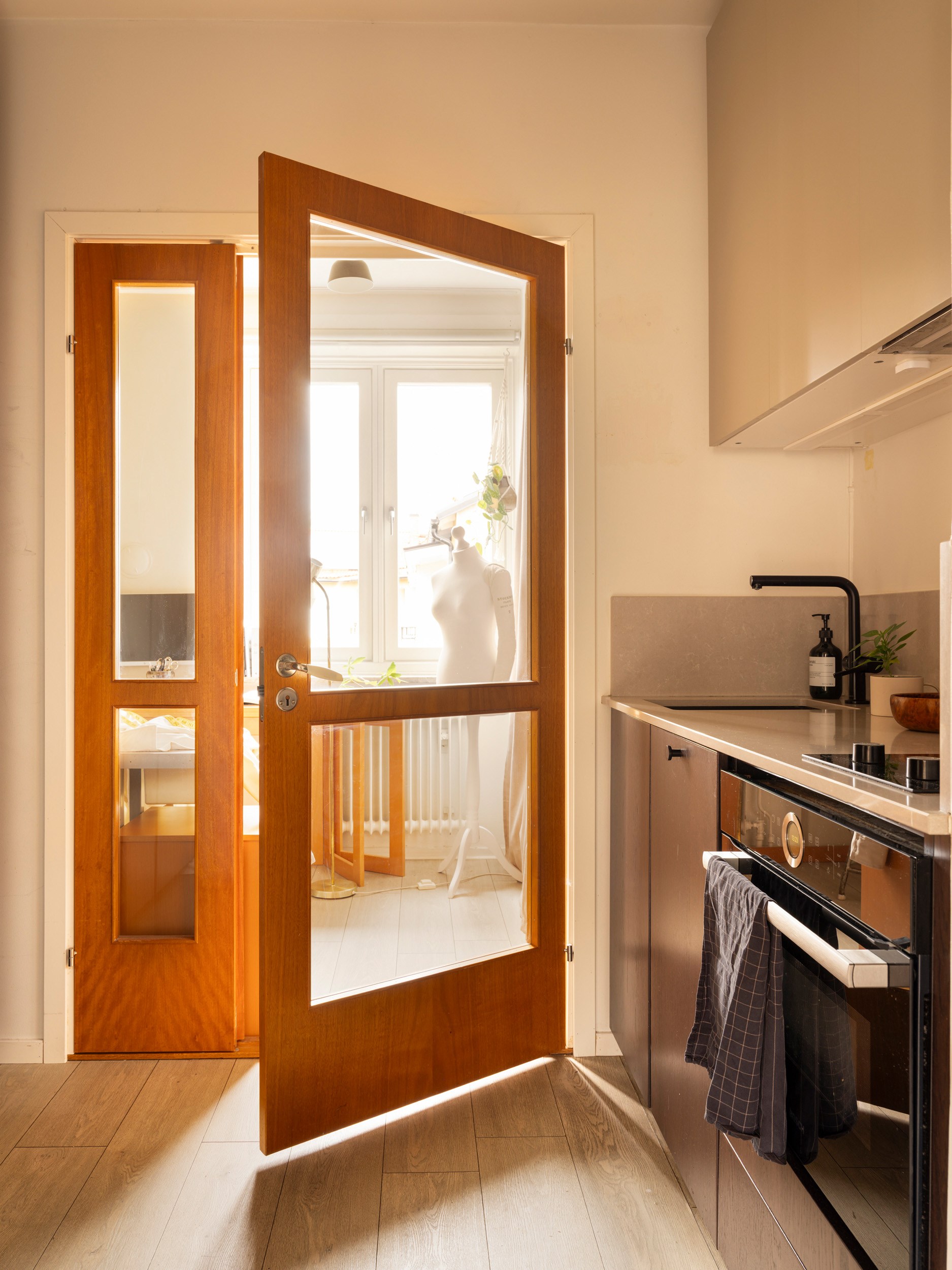cuisine design beige et bois décoration vintage scandinave ocre appartement 67m2