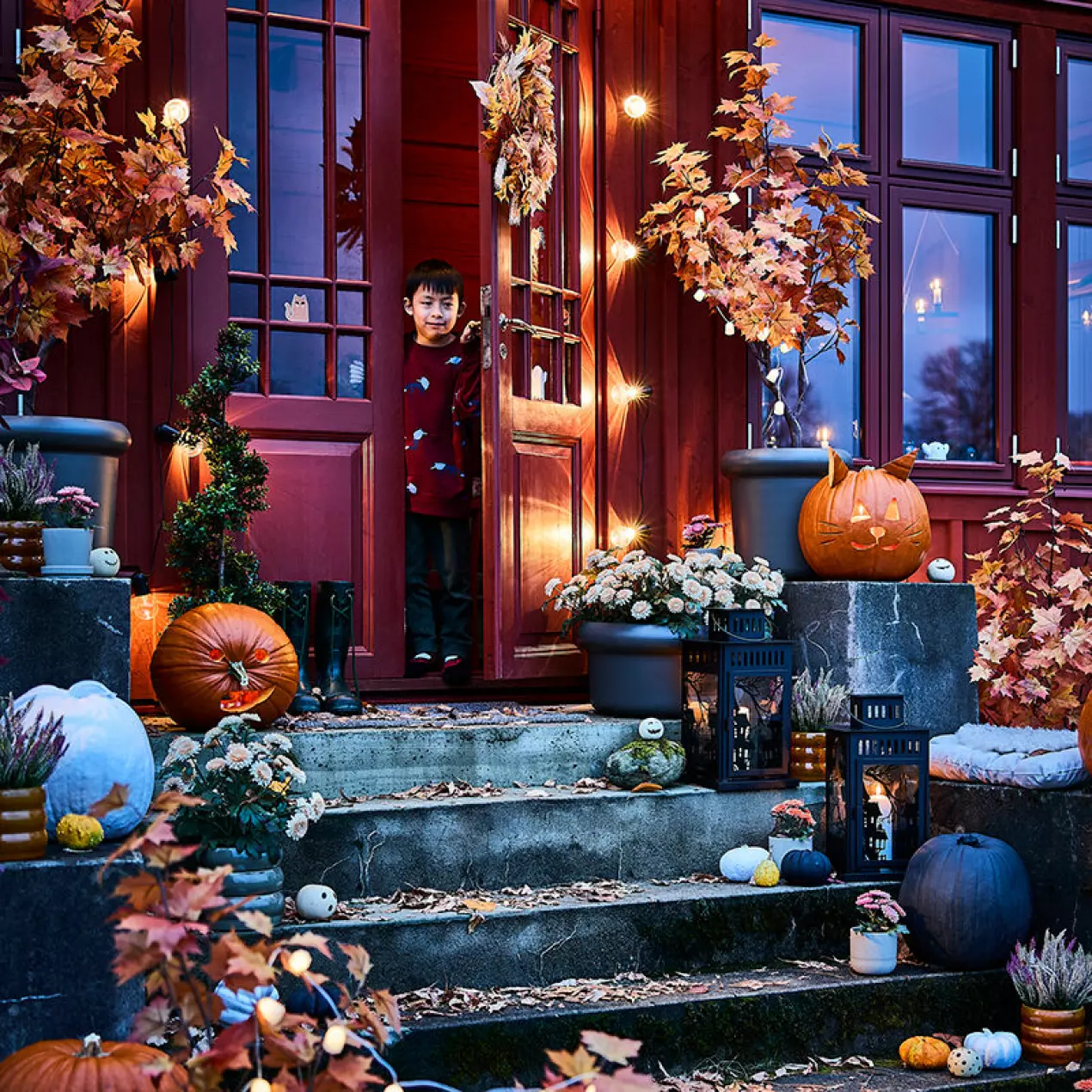 façade maison en hiver avec citrouilles pour Halloween