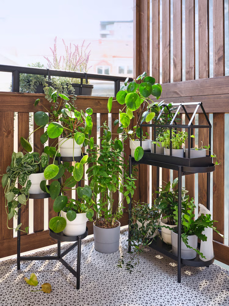 balcon avec plantes vertes IKEA