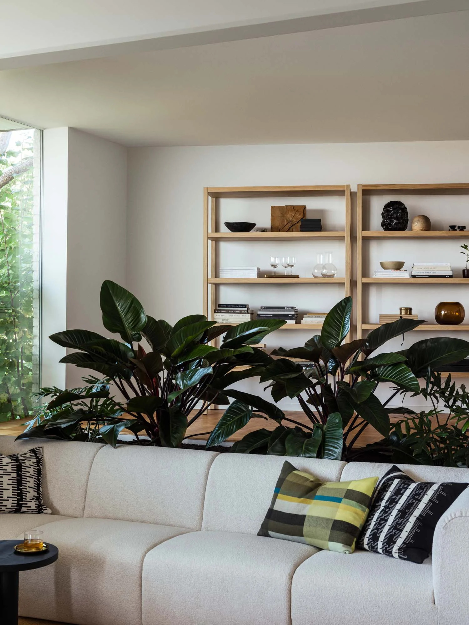 salon IKEA avec plantes vertes