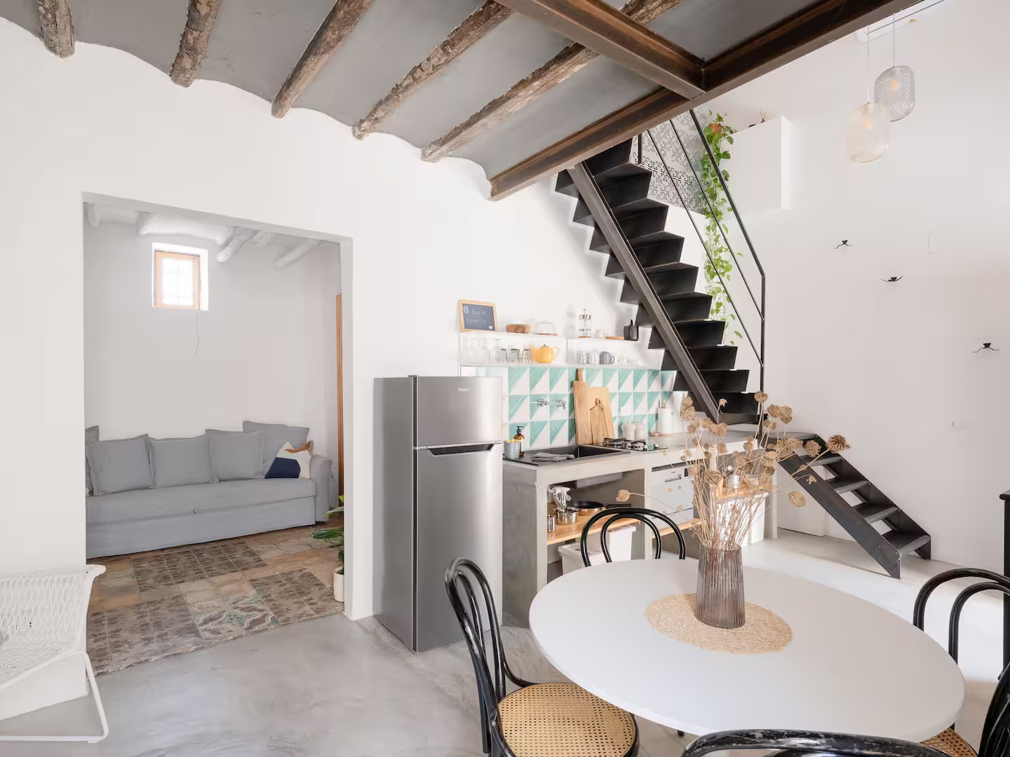 salle à manger et cuisine avec escalier décoration contemporaine duplex en Sicile Baglio Cappello salle à manger et cuisine avec escalier décoration contemporaine duplex en Sicile Baglio Cappello