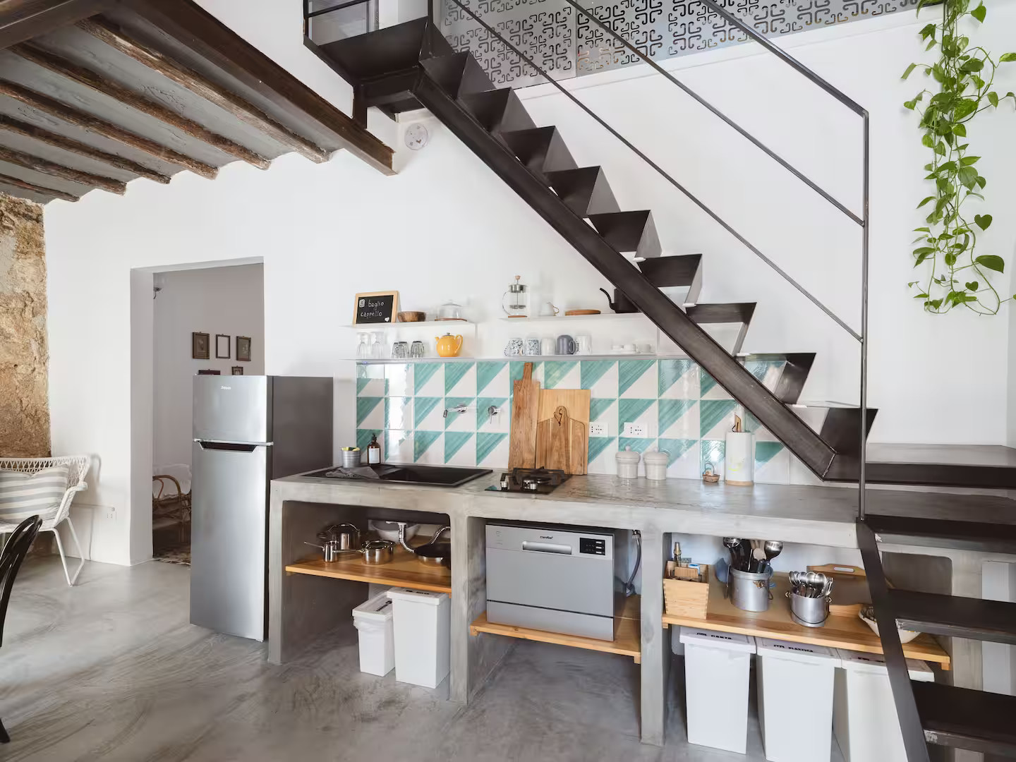 cuisine avec escalier décoration contemporaine duplex en Sicile Baglio Cappello cuisine avec escalier décoration contemporaine duplex en Sicile Baglio Cappello