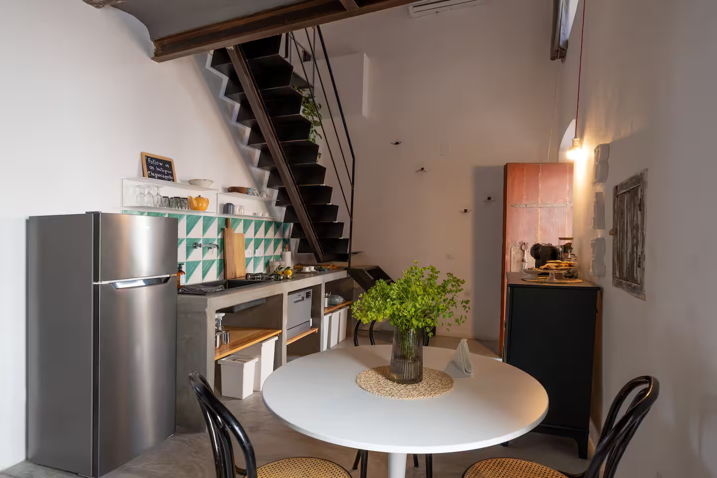 salle à manger et cuisine avec escalier décoration contemporaine duplex en Sicile Baglio Cappello salle à manger et cuisine avec escalier décoration contemporaine duplex en Sicile Baglio Cappello