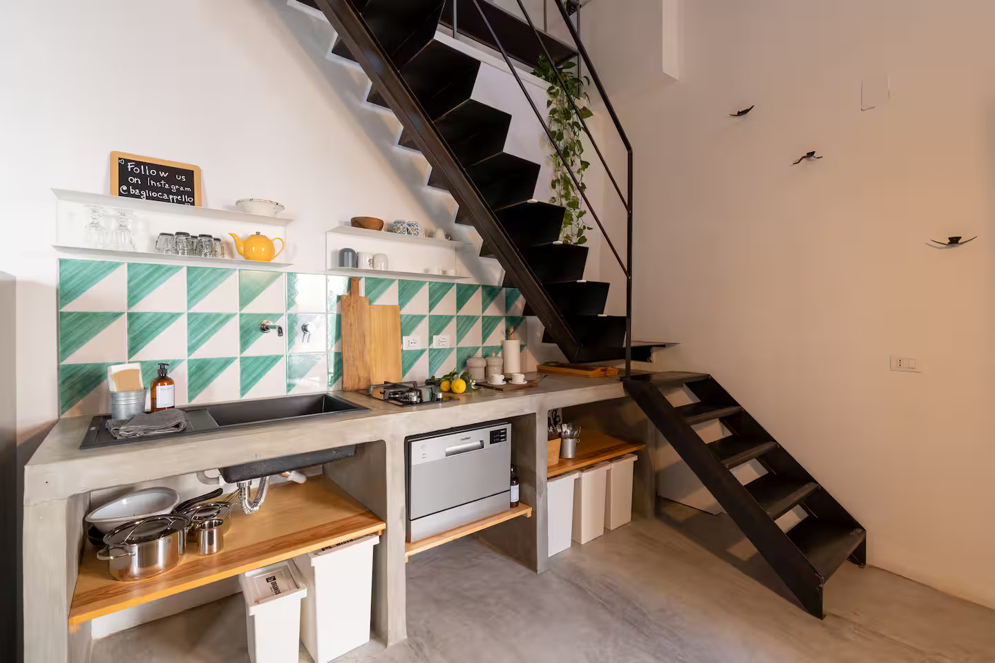 cuisine avec escalier décoration contemporaine duplex en Sicile Baglio Cappello cuisine avec escalier décoration contemporaine duplex en Sicile Baglio Cappello