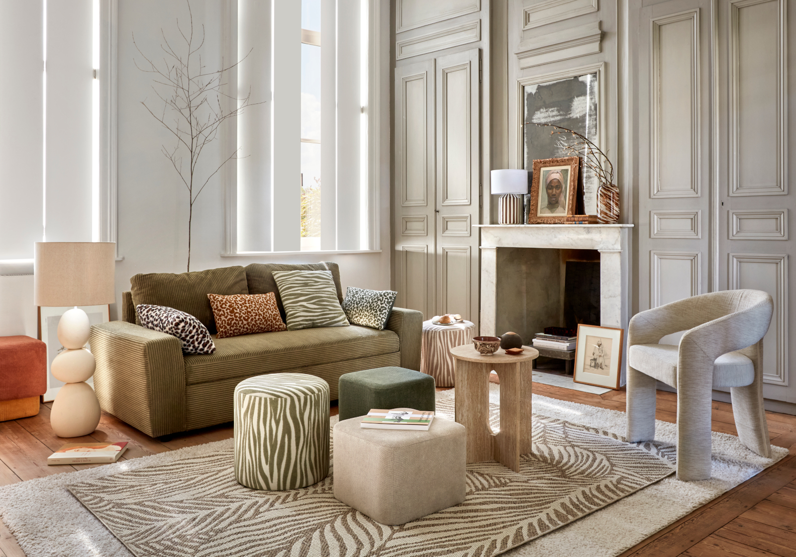 salon classique avec cheminée et canapé kaki nouvelle collection But automne hiver 2026 salon classique avec cheminée et canapé kaki nouvelle collection But automne hiver 2026