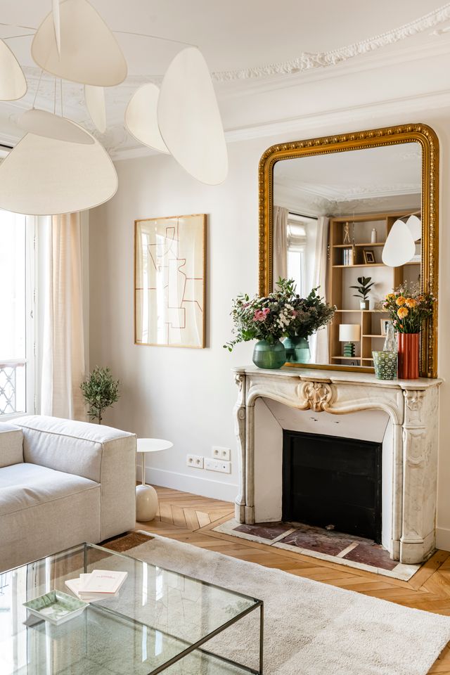 salon avec moulures et cheminée marbre type haussmannien appartement de 115m2 à Paris décoration contemporaine Photo : ©Julien Pépy