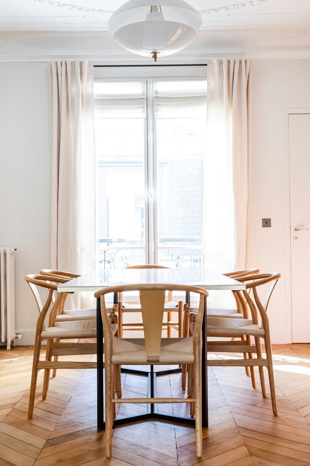 salle à manger avec moulures type haussmannien appartement de 115m2 à Paris décoration contemporaine Photo : ©Julien Pépy