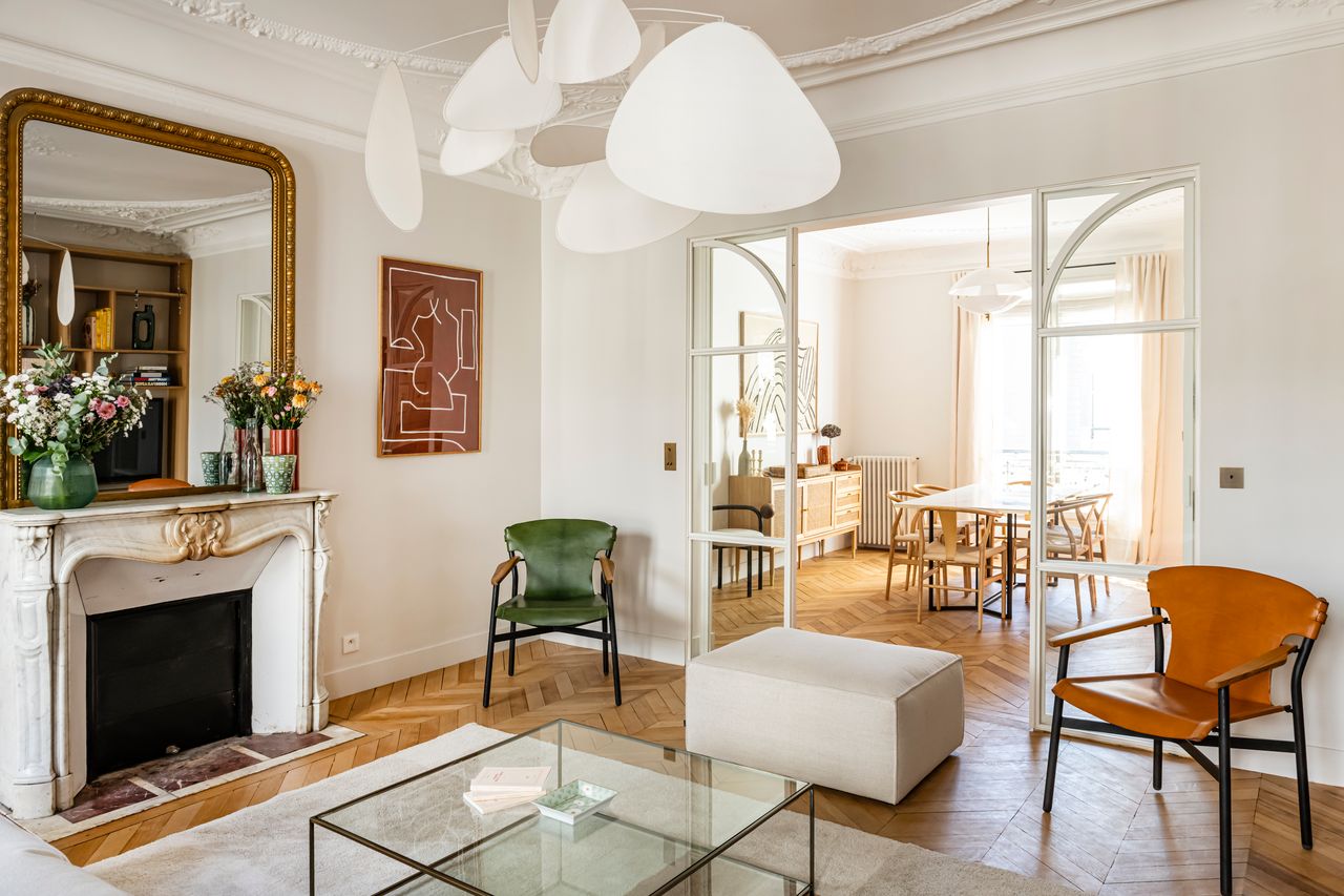 salon avec moulures et cheminée marbre type haussmannien appartement de 115m2 à Paris décoration contemporaine Photo : ©Julien Pépy