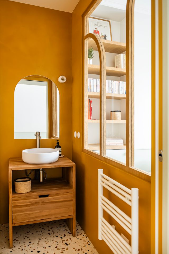 salle de bain orange verrière bois appartement de 115m2 à Paris décoration contemporaine Photo : ©Julien Pépy