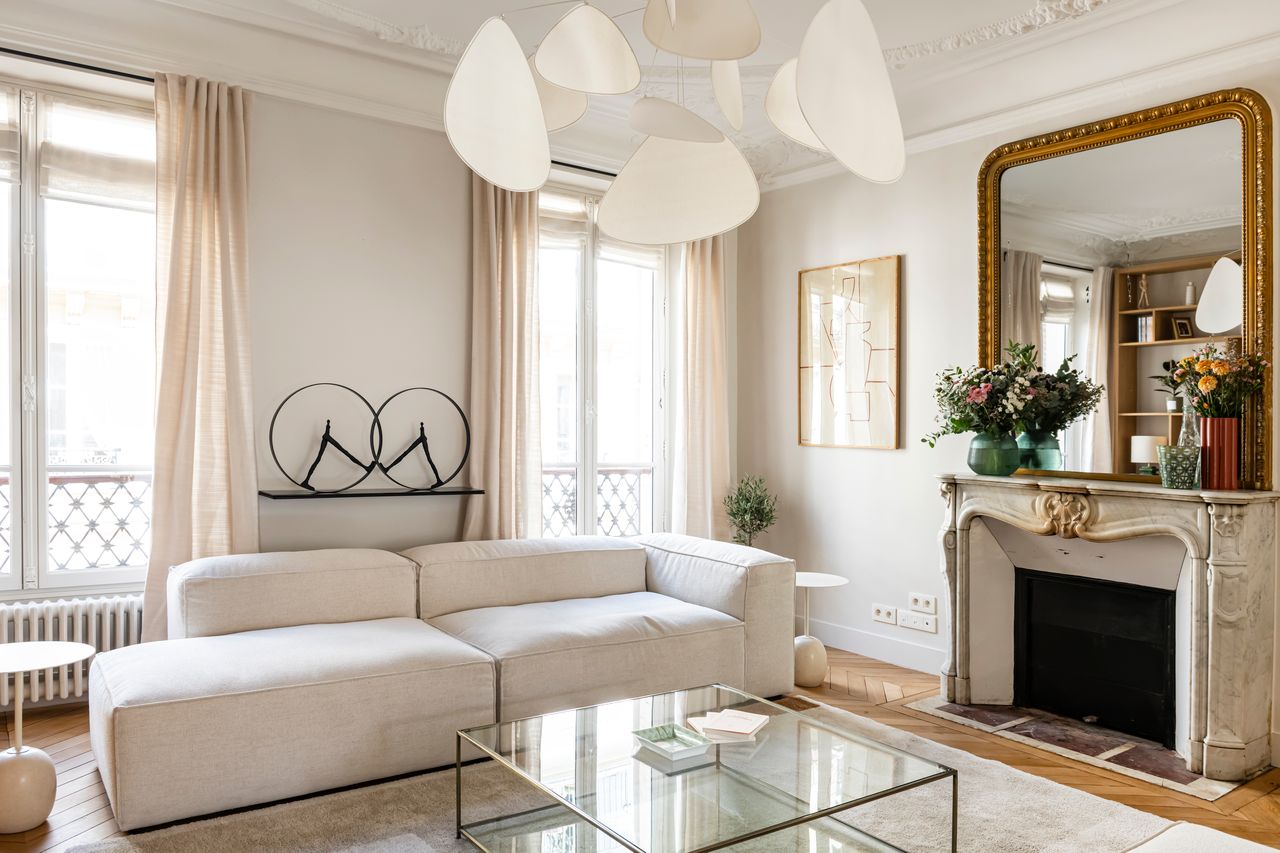 salon avec moulures et cheminée marbre type haussmannien appartement de 115m2 à Paris décoration contemporaine Photo : ©Julien Pépy