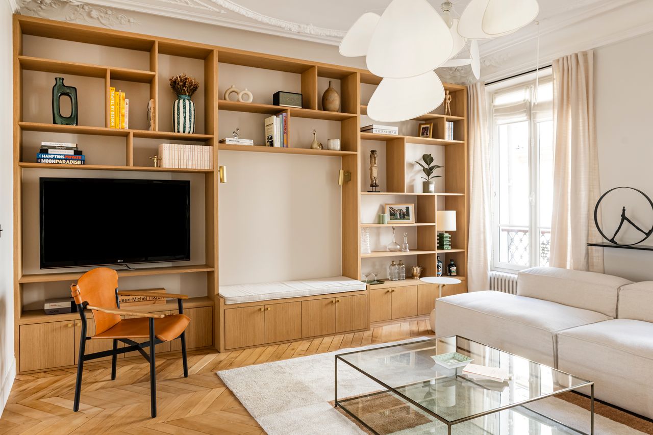 salon avec moulures et bibliothèque sur mesure type haussmannien appartement de 115m2 à Paris décoration contemporaine Photo : ©Julien Pépy