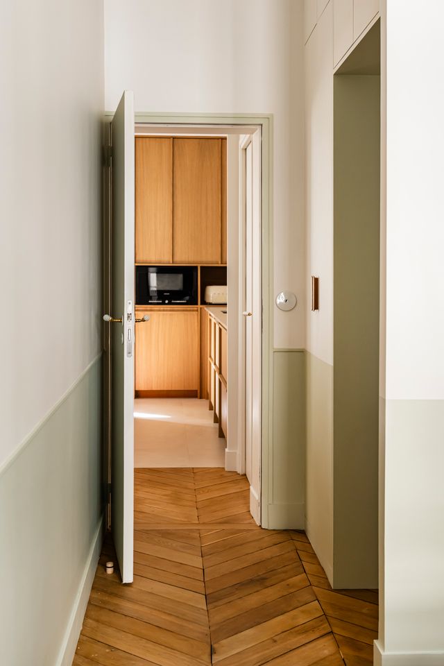 couloir appartement de 115m2 à Paris décoration contemporaine Photo : ©Julien Pépy