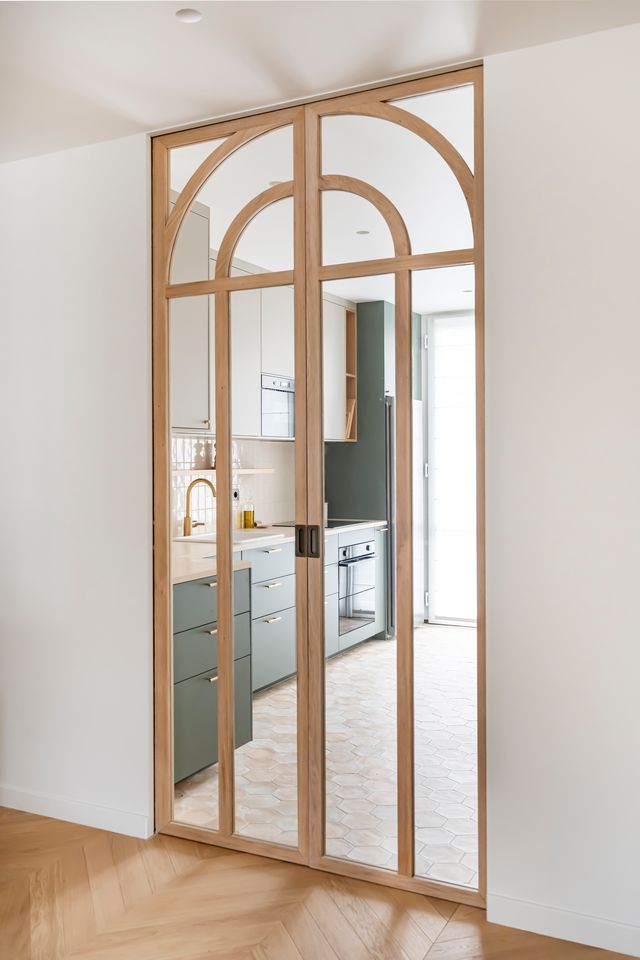 cuisine avec porte verrière en bois décoration contemporaine appartement Paris Photo : ©Julien Pépy cuisine avec porte verrière en bois décoration contemporaine appartement Paris Photo : ©Julien Pépy