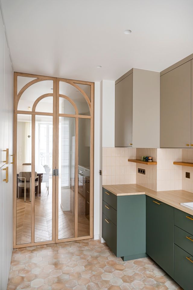 cuisine avec porte verrière en bois décoration contemporaine appartement Paris Photo : ©Julien Pépy cuisine avec porte verrière en bois décoration contemporaine appartement Paris Photo : ©Julien Pépy