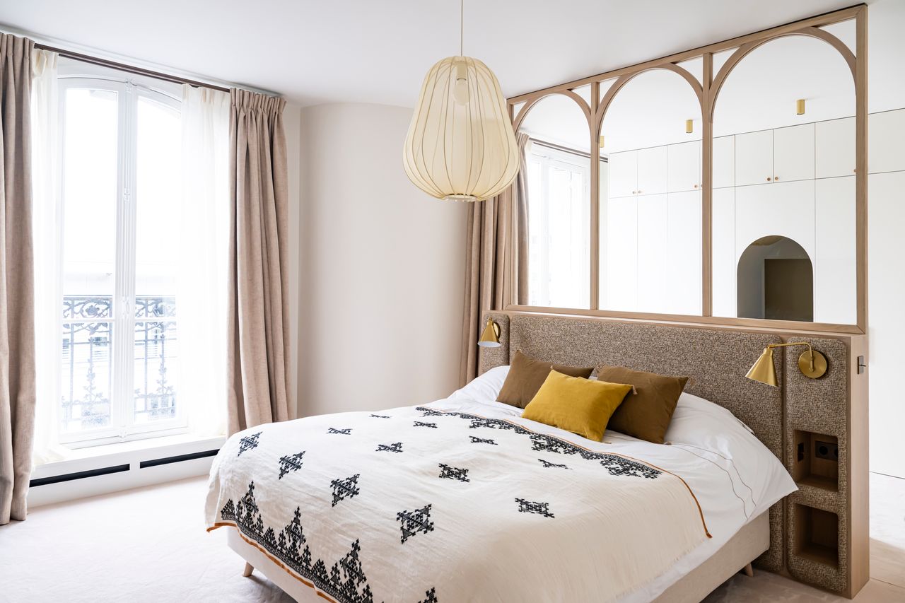 chambre parentale avec verrière bois et dressing décoration contemporaine appartement Paris Photo : ©Julien Pépy chambre parentale avec verrière bois et dressing décoration contemporaine appartement Paris Photo : ©Julien Pépy