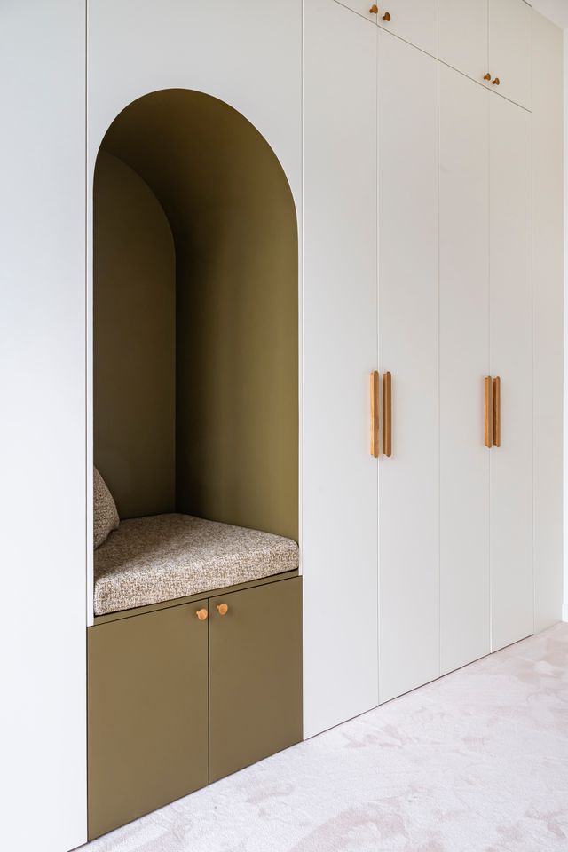 dressing avec banc intégré décoration contemporaine appartement Paris Photo : ©Julien Pépy dressing avec banc intégré décoration contemporaine appartement Paris Photo : ©Julien Pépy