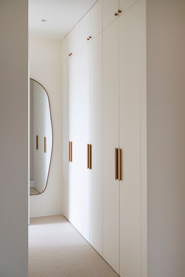 dressing dans entrée appartement Paris Photo : ©Julien Pépy dressing dans entrée appartement Paris Photo : ©Julien Pépy