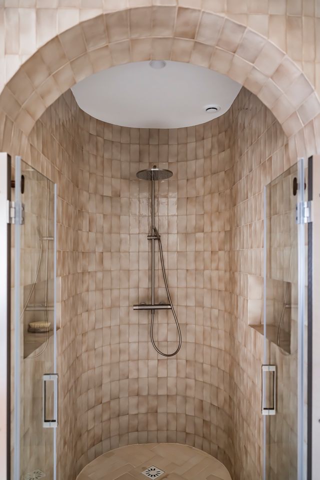 douche beige en carrelage dans alcôve avec ouverture cintrée appartement Paris Photo : ©Julien Pépy douche beige en carrelage dans alcôve avec ouverture cintrée appartement Paris Photo : ©Julien Pépy
