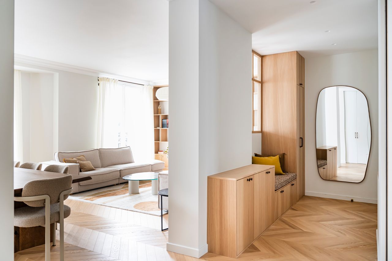 entrée avec banc et verrière en bois décoration contemporaine appartement Paris Photo : ©Julien Pépy entrée avec banc et verrière en bois décoration contemporaine appartement Paris Photo : ©Julien Pépy