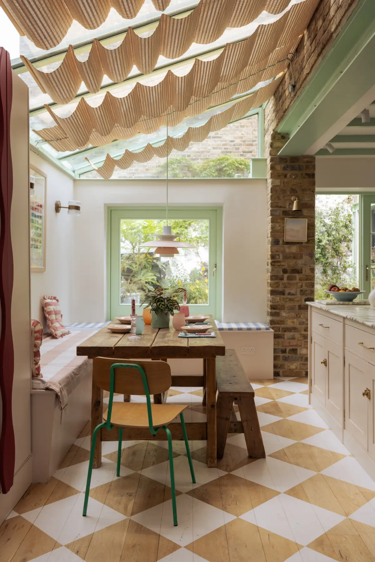 cuisine dans extension sur jardin sol à damier peint sur parquet décoration pastel maison victorienne à Londres cuisine dans extension sur jardin sol à damier peint sur parquet décoration pastel maison victorienne à Londres