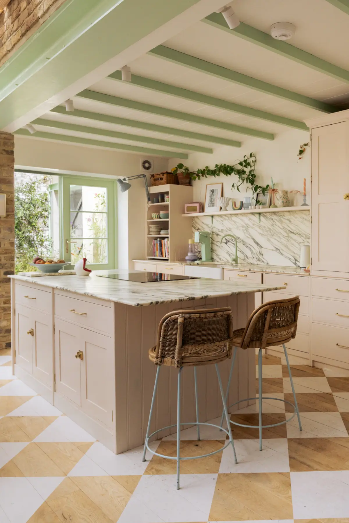 cuisine dans extension sur jardin sol à damier peint sur parquet décoration pastel maison victorienne à Londres cuisine dans extension sur jardin sol à damier peint sur parquet décoration pastel maison victorienne à Londres