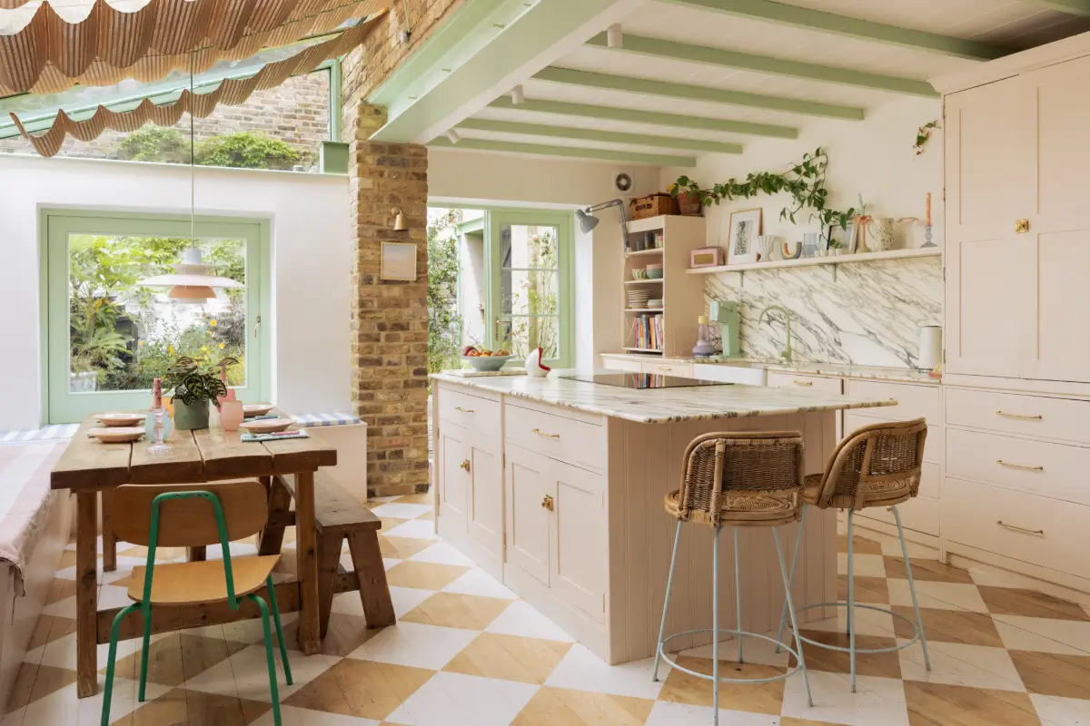 cuisine dans extension sur jardin sol à damier peint sur parquet décoration pastel maison victorienne à Londres cuisine dans extension sur jardin sol à damier peint sur parquet décoration pastel maison victorienne à Londres