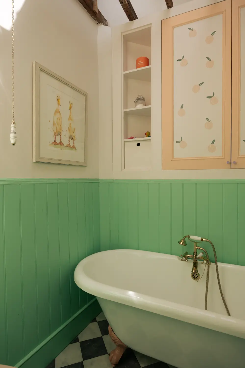 salle de bain vintage murs verts maison victorienne à Londres salle de bain vintage murs verts maison victorienne à Londres
