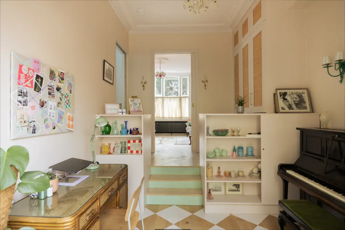 salon avec piano sol à damier peint sur parquet décoration pastel maison victorienne à Londres salon avec piano sol à damier peint sur parquet décoration pastel maison victorienne à Londres