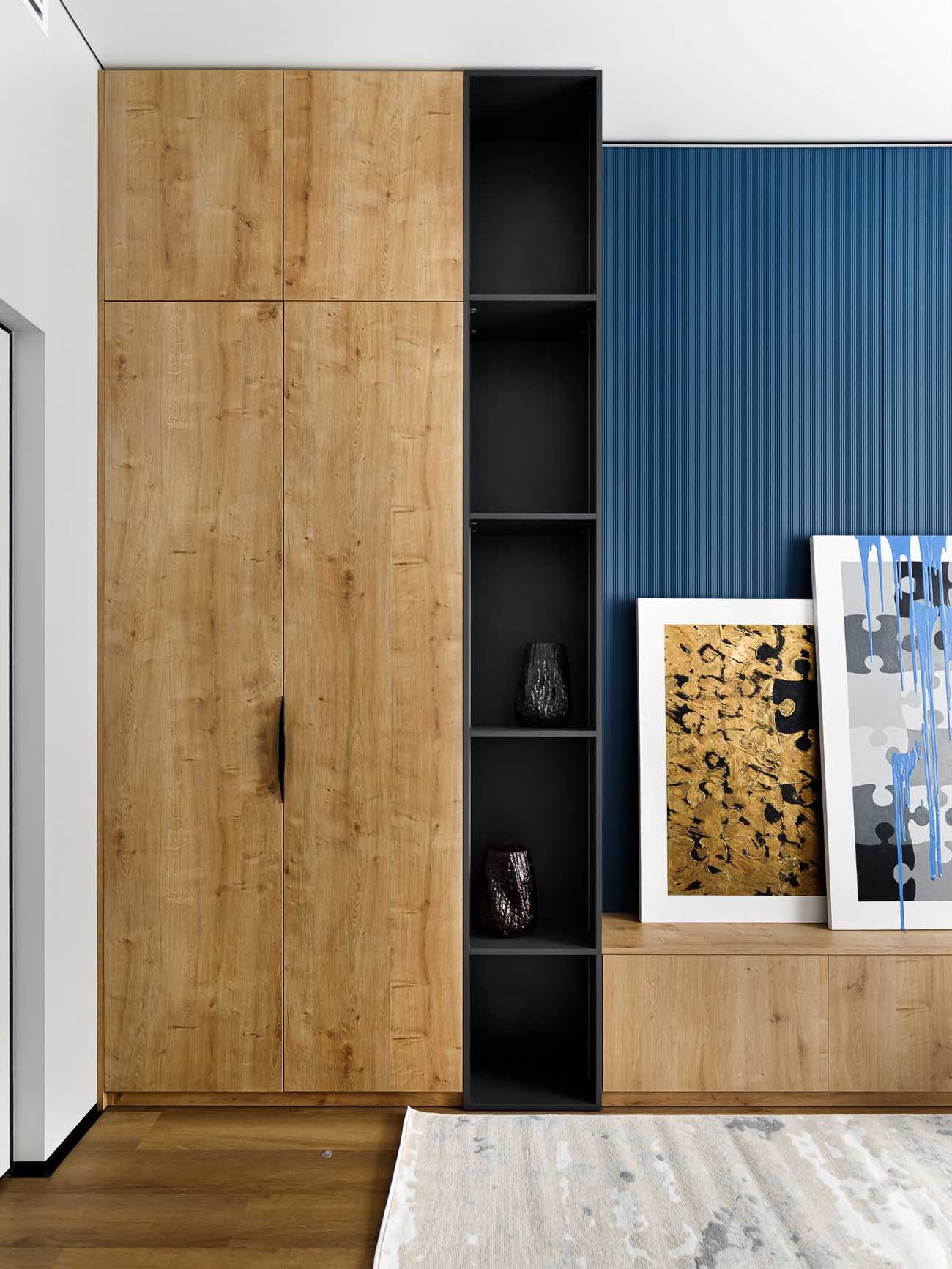 salon avec mur bleu décoration contemporaine appartement 57m2