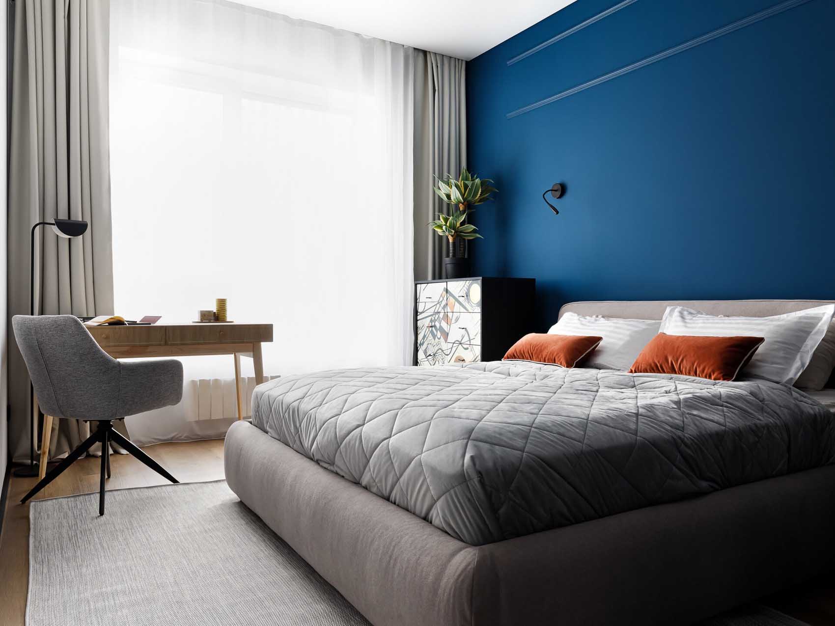 chambre mur bleu décoration contemporaine appartement 57m2